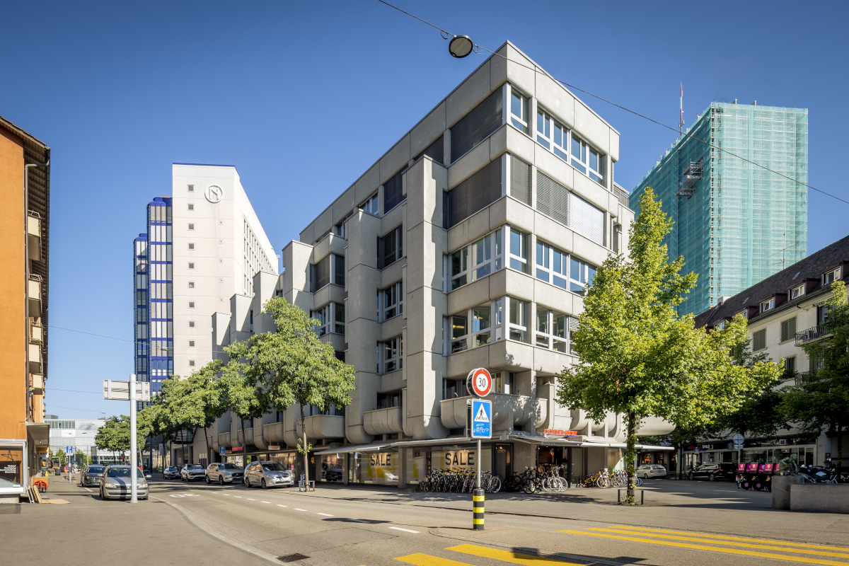 Blick von der gegenüberliegenden Straßenseite auf das Geschäftshaus Oerlikon