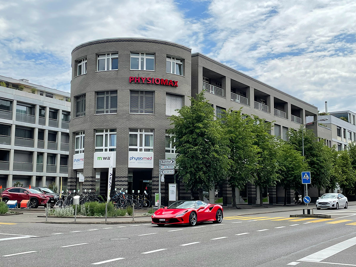 Blick von der gegenüberliegenden Straßenseite auf das Geschäftshaus Wettingen